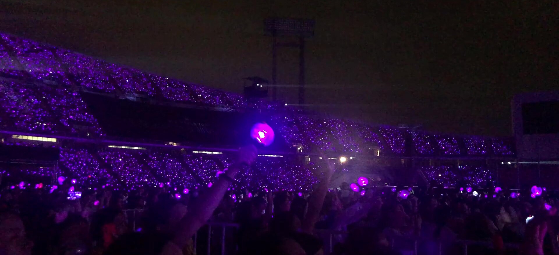 Sân vận động tại Thái Lan chật kín khán giả với biển đèn lightstick rực rỡ.